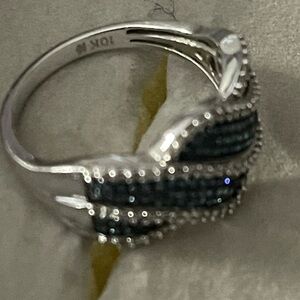 Beautiful Elegant white and Bluediamonds Women's Ring notnewbuthardly worn